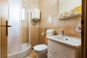 Hrvatska Privát Donji Okrug, Eksterijer